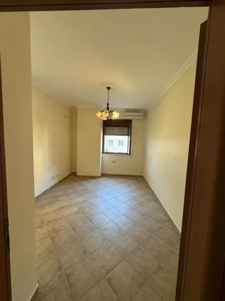 Tirane, jepet me qera zyre Kati 2, 127 m² 700 € (9 Kateshet)