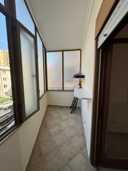Tirane, jepet me qera zyre Kati 2, 127 m² 700 € (9 Kateshet)