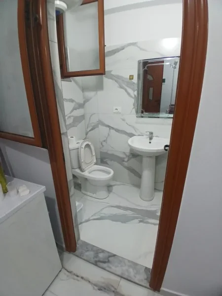 Tirane, jepet me qera apartament 1+1+Ballkon Kati 1, 58 m² 300 € (ASTIR)