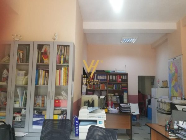 Tirane, jepet me qera dyqan Kati 0, 32 m² 400 € (KOMUNA E PARISIT)