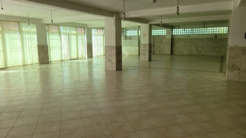 Tirane, jepet me qera ambjent biznesi Kati 0, 400 m² 1.600 € (porcelan)