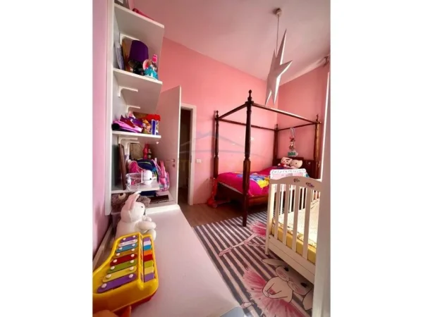 Shitet, Apartament 2+1, Ish Parku i Autobuzave, Tiranë.