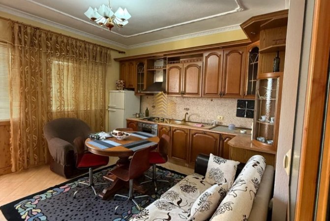 Tirane, jepet me qera apartament 1+1 Kati 3, 90 m² 400 € (Rruga Siri Kodra)