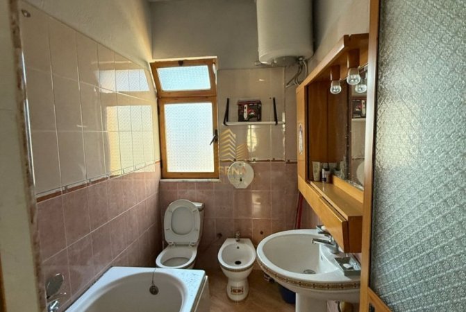 Tirane, jepet me qera apartament 1+1 Kati 3, 90 m² 400 € (Rruga Siri Kodra)