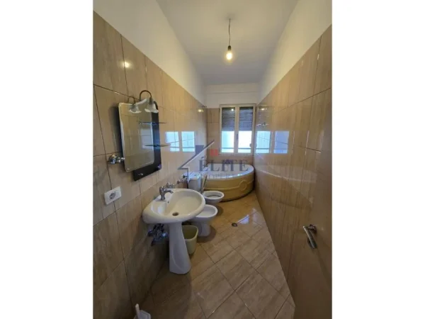 Tirane, shitet apartament 2+1+Ballkon Kati 4, 119 m² 137.000 € (Yzberisht)