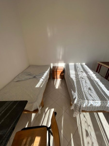 Tirane, jepet me qera garsonier 1+1 Kati 2, 30 m² (Tek Vilat Amerikane, 100 m posht Sanatoriumit)