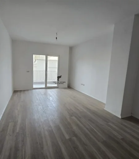 Tirane, jepet me qera zyre Kati 1, 100 m² 900 € (KOMUNA E PARISIT)