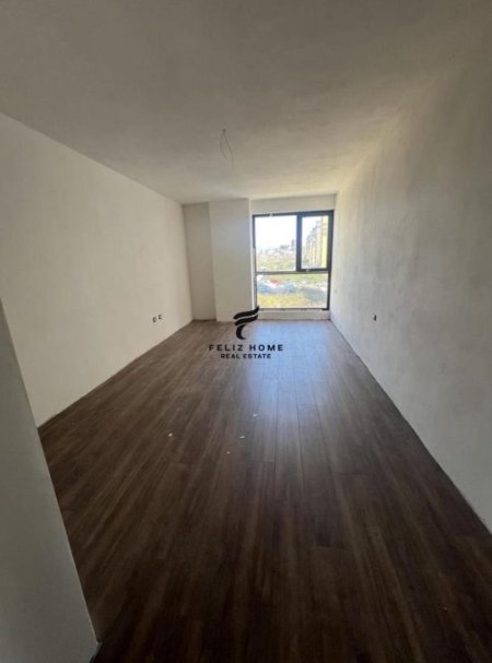 Tirane, jepet me qera zyre Kati 3, 81 m² 600 € (FUSHA E AVIACIONIOT)