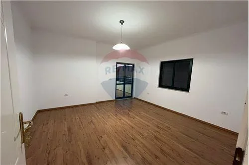 Tirane, jepet me qera zyre Kati 4, 115 m² 800 € (Stadiumi Dinamo)