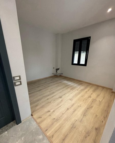 Tirane, jepet me qera zyre Kati 1, 80 m² 1.100 € (QENDER)