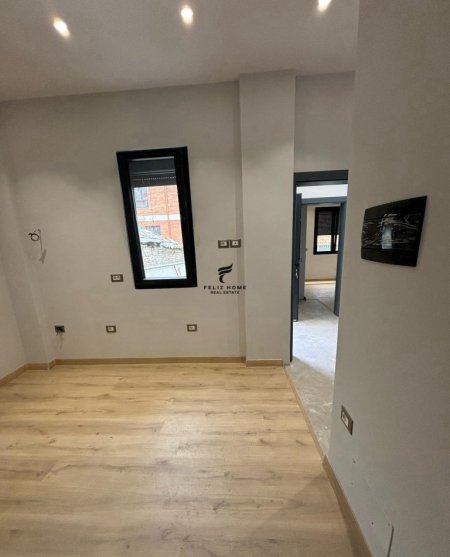 Tirane, jepet me qera zyre Kati 1, 80 m² 1.100 € (QENDER)
