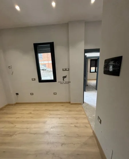 Tirane, jepet me qera zyre Kati 1, 80 m² 1.100 € (QENDER)