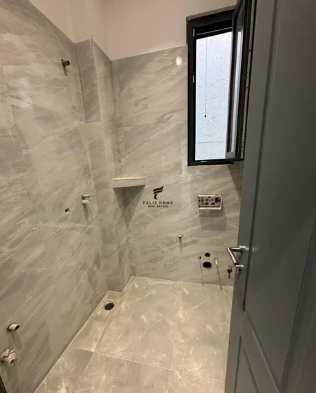 Tirane, jepet me qera zyre Kati 1, 80 m² 1.100 € (QENDER)