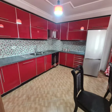 Tirane, jepet 2+1 prane Mjeksise,Kati 4 me ashensor, 100 m², cmimi 500€ ( Ndodhet te shkolla e bashkuar)