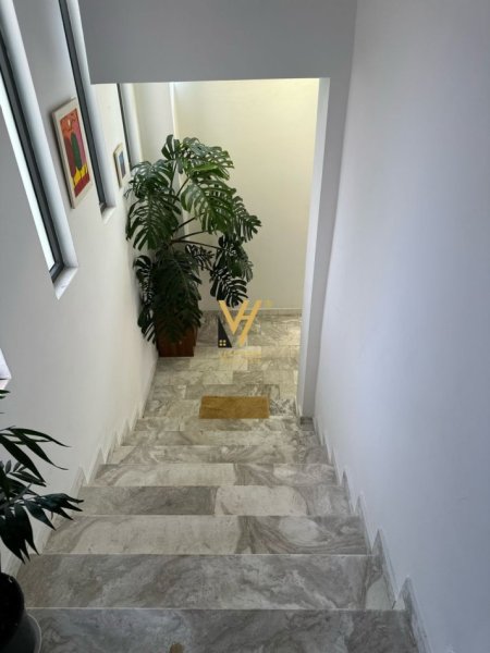 Tirane, jepet me qera apartament 3+1+Ballkon Kati 1, 123 m² 1.500 € (KOMUNA E PARISIT)