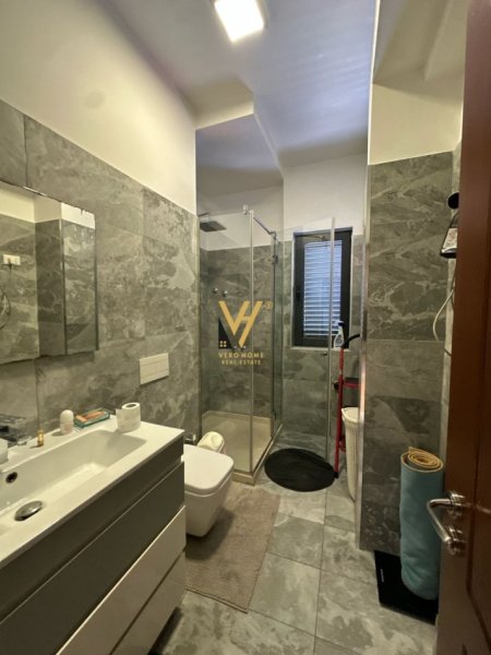 Tirane, jepet me qera apartament 3+1+Ballkon Kati 1, 123 m² 1.500 € (KOMUNA E PARISIT)
