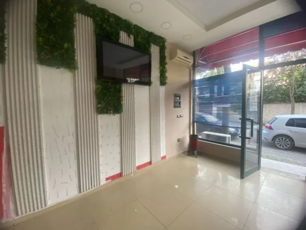 Tirane, jepet me qera ambjent biznesi Kati 0, 35 m² 450 € (Brryli)
