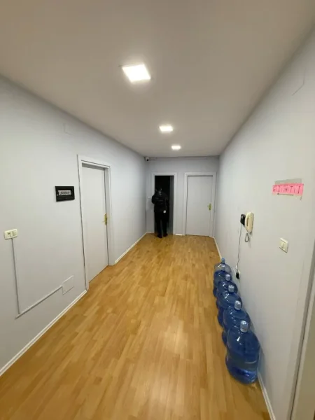 Tirane, jepet me qera zyre Kati 3, 135 m² 1.200 € (Bllok)