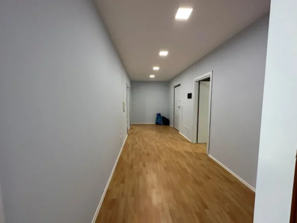 Tirane, jepet me qera zyre Kati 3, 135 m² 1.200 € (Bllok)