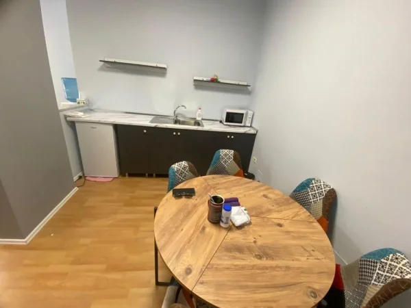 Tirane, jepet me qera zyre Kati 3, 135 m² 1.200 € (Bllok)