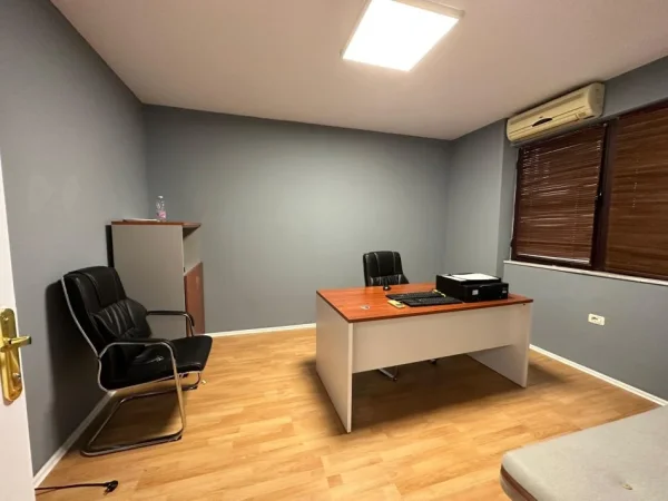 Tirane, jepet me qera ambjent biznesi Kati 3, 135 m² 1.200 € (Bllok)