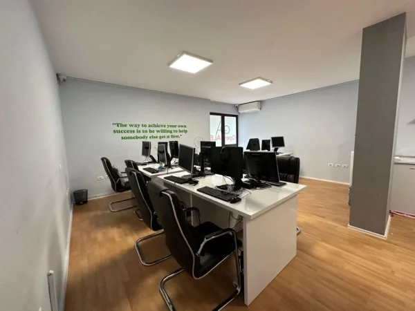 Tirane, jepet me qera ambjent biznesi Kati 3, 135 m² 1.200 € (Bllok)