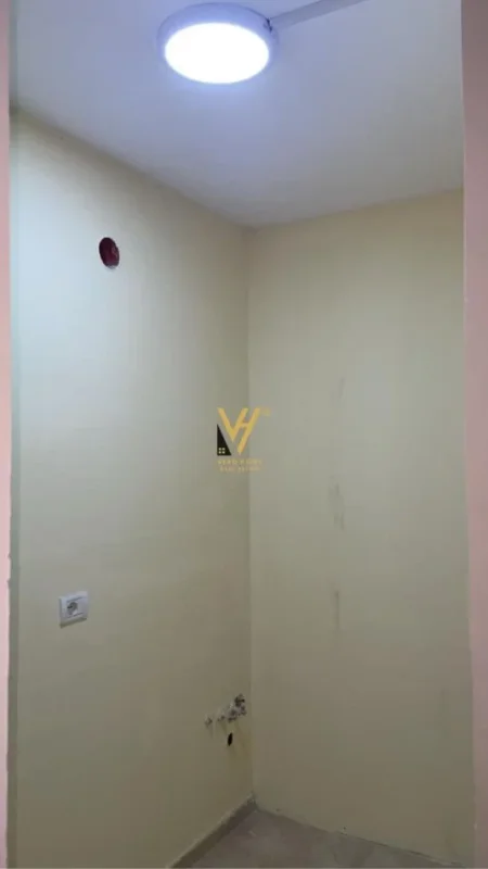 Tirane, jepet me qera zyre Kati 2, 90 m² 600 € (SELVIA)