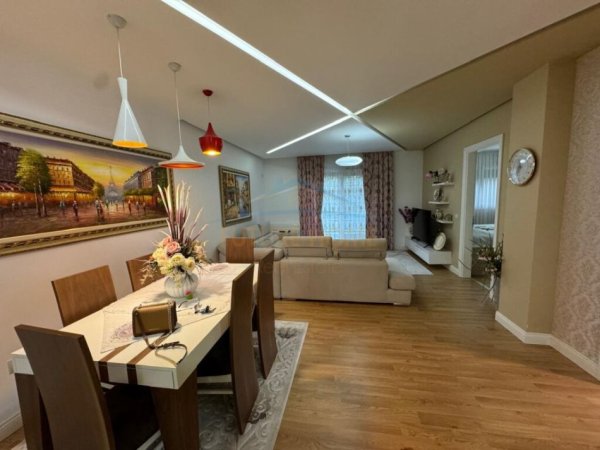 Tirane, jap me qera apartament 2+1 Kati 2, 107 m² 700 € (Kopshti Zoologjik)