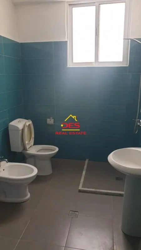Vlore, jepet me qera shtepi 2+1+Ballkon Kati 0, 85 m² 300 € (Rruga Sadik Zotaj)
