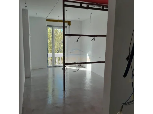 Tirane, shitet garsonier 1+1 Kati 5, 74 m² 220.000 € (Shallvarett)