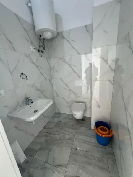 Shqiperi, jepet me qera zyre Kati 0, 177 m² 1.000 € (bulevardi i ri)