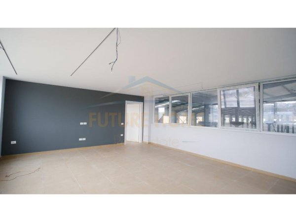 Tirane, jepet me qera magazine Kati 0, 7.783 m² 14.000 € (Autostrada Tirane Durres)