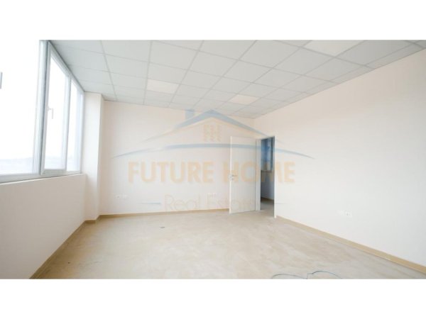 Tirane, jepet me qera magazine Kati 0, 7.783 m² 14.000 € (Autostrada Tirane Durres)