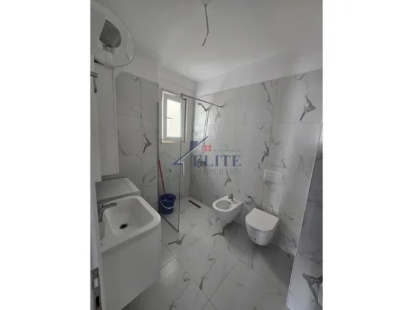 Tirane, jepet me qera apartament 1+1 Kati 6, 70 m² 400 € (yzberisht)