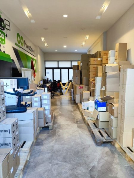 Tirane, jepet me qera dyqan Kati 0, 86 m² 900 € (21 DHJETORI)