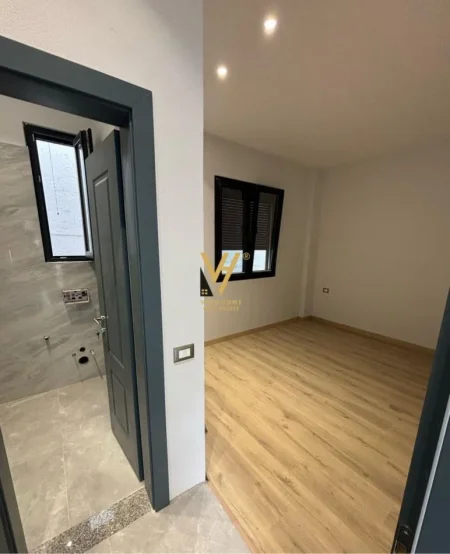 Tirane, jepet me qera ambjent biznesi Kati 1, 80 m² 1.100 € (QENDER)