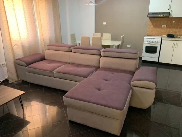Tirane, jepet me qera apartament 1+1+Ballkon Kati 7, 67 m² 400 € (porcelan)