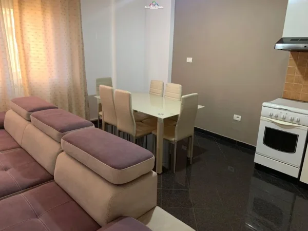 Tirane, jepet me qera apartament 1+1+Ballkon Kati 7, 67 m² 400 € (porcelan)