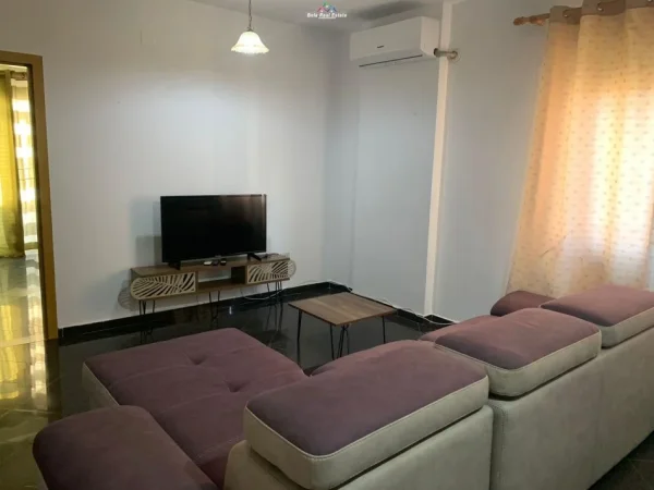 Tirane, jepet me qera apartament 1+1+Ballkon Kati 7, 67 m² 400 € (porcelan)