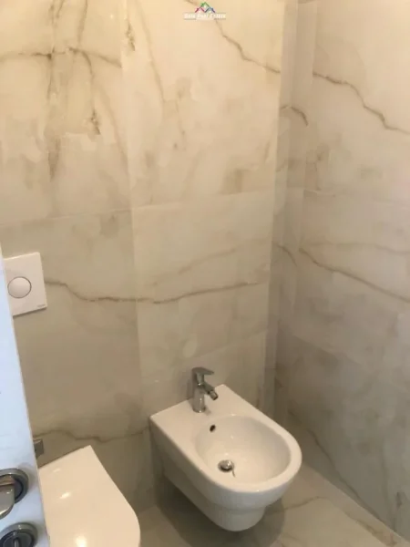 Tirane, jepet me qera zyre Kati 1, 132 m² 1.600 € (asl)