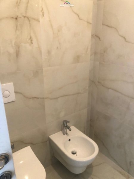 Tirane, jepet me qera zyre Kati 1, 132 m² 1.600 € (asl)