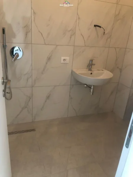 Tirane, jepet me qera zyre Kati 1, 132 m² 1.600 € (asl)