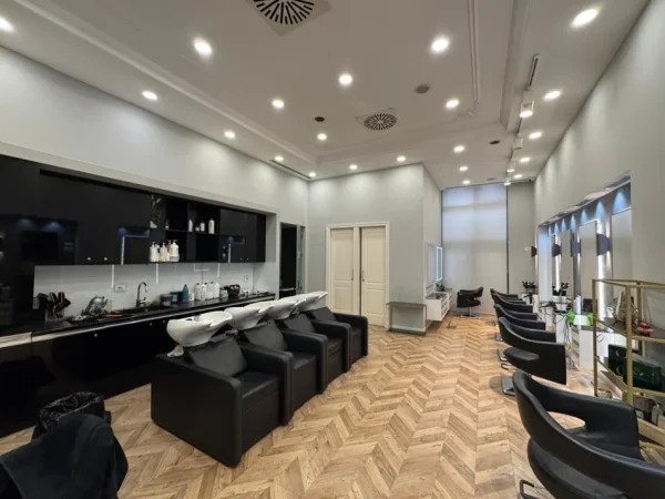 Tirane, jepet me qera ambjent biznesi Kati 0, 97 m² 2.500 € (RRUGA MARCO BOCARI)