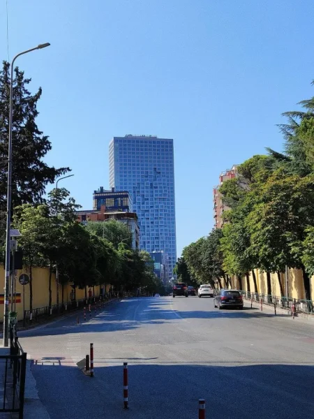 Tirane, shitet zyre Kati 2, 23 m² (ZYRE PER SHITJE PRANE AMBASADES AMERIKANE)