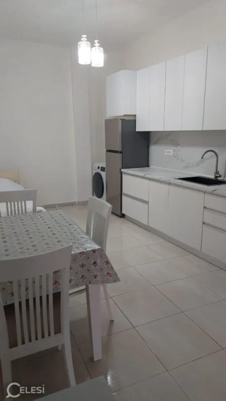 Tirane, jepet me qera apartament duplex 2+1+Ballkon Kati 2, 120 m² 650 € (SELVIA)