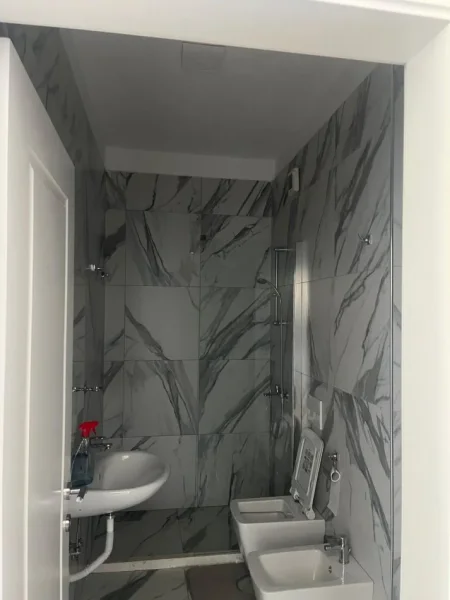 Tirane, jepet me qera apartament 2+1+Ballkon Kati 6, 70 m² 450 € (YZBERISHT)