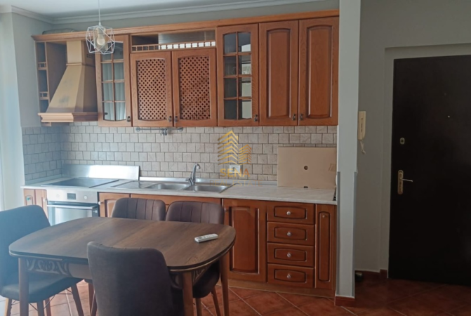 Tirane, jepet me qera apartament 2+1+Ballkon Kati 4, 85 m² 500 € (Rruga Artan Lenja)