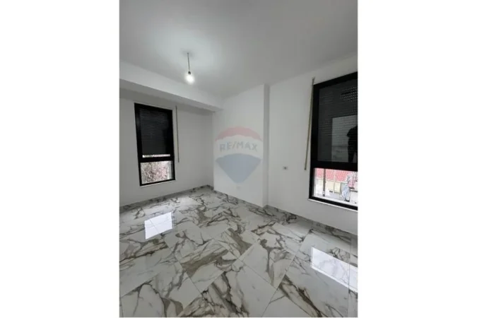 Tirane, jepet me qera zyre Kati 1, 116 m² 600 € (ALI DEMI)