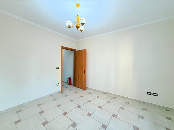 Tirane, jepet me qera apartament 3+1+Ballkon Kati 4, 132 m² 132 € (Rruga Kajo Karafili, Qender)