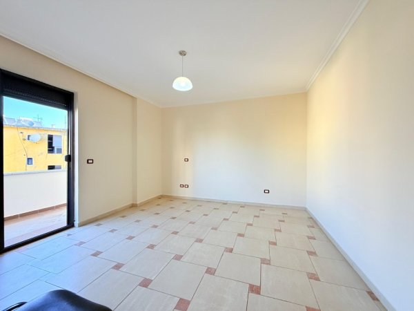 Tirane, jepet me qera apartament 3+1+Ballkon Kati 4, 132 m² 132 € (Rruga Kajo Karafili, Qender)